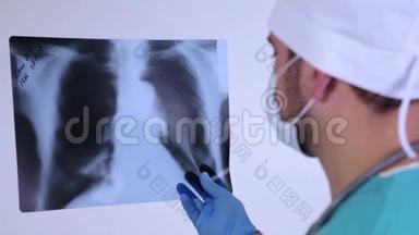 严重的医生检查病人肺的X线。